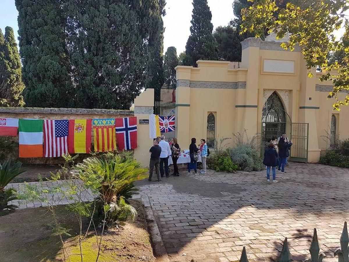 Frente al Cementerio Municipal de Valencia, lo que parece un jardín es, en realidad, otro cementerio que guarda parte del relato de la ciudad. El Cementerio Británico de Valencia se prepara para abrir sus puertas los días 28 de octubre y 1 de noviembre. Son las dos únicas fechas en las que sus instalaciones son visitables por falta de recursos. Por esta razón, un equipo ha estado trabajando para que esté todo listo. Se trata de un lugar de 150 años que al no ser un espacio municipal, está cuidado por voluntarios que quieren preservar cada una de las historias que allí residen. 