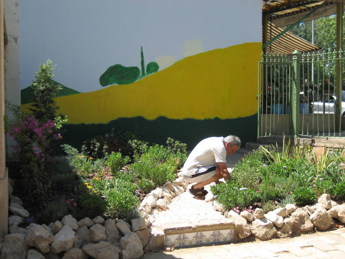 Frente al Cementerio Municipal de Valencia, lo que parece un jardín es, en realidad, otro cementerio que guarda parte del relato de la ciudad. El Cementerio Británico de Valencia se prepara para abrir sus puertas los días 28 de octubre y 1 de noviembre. Son las dos únicas fechas en las que sus instalaciones son visitables por falta de recursos. Por esta razón, un equipo ha estado trabajando para que esté todo listo. Se trata de un lugar de 150 años que al no ser un espacio municipal, está cuidado por voluntarios que quieren preservar cada una de las historias que allí residen. 