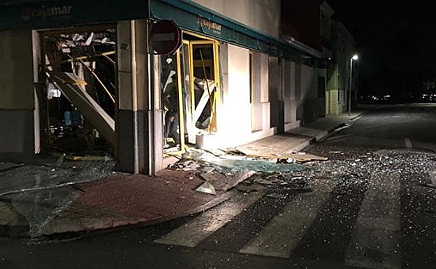 Los destrozos en la oficina bancaria, tras la explosión en el cajero.