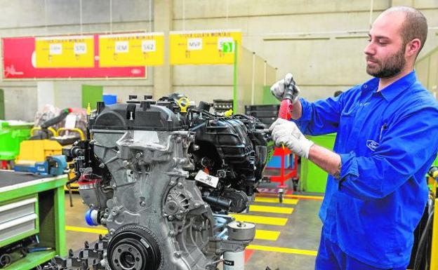 Un trabajador de Ford Almussafes en la planta de motores de la factoría.