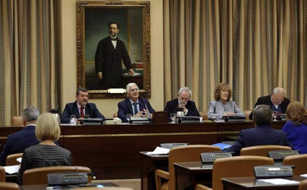 El diputado socialista José María Barreda (segundo por la izquierda), preside la Comisión de Defensa del Congreso.