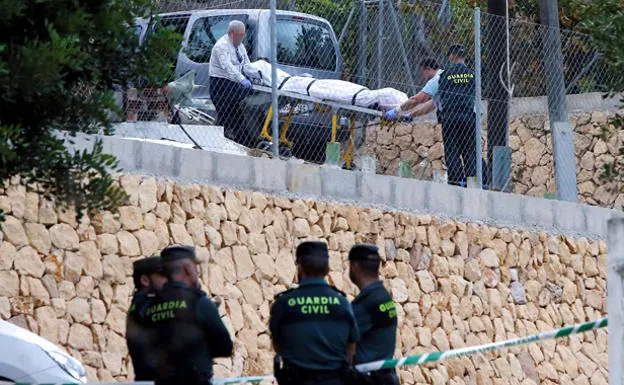 Uno de los cuerpos es trasladado en presencia de agentes de la Guardia Civil.