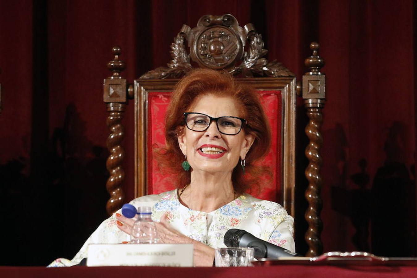 La exministra socialista de Cultura Carmen Alborch ha fallecido este miércoles 24 de octubre en Valencia a los 70 años de edad tras una larga enfermedad. Su última aparición pública fue el pasado 9 d'Octubre, Dia de la Comunitat Valenciana, cuando recibió la Alta Distinción de la Generalitat. Alborch, que ha fallecido en su domicilio, fue también diputada en el Congreso, concejal en el Ayuntamiento de Valencia y directora del Instituto Valenciano de Arte Moderno (IVAM), así como escritora.