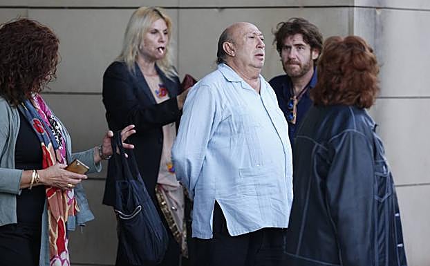 El diputado y exconseller Ciprià Ciscar y el presidente, Ximo Puig, este jueves en el tanatorio de Valencia.