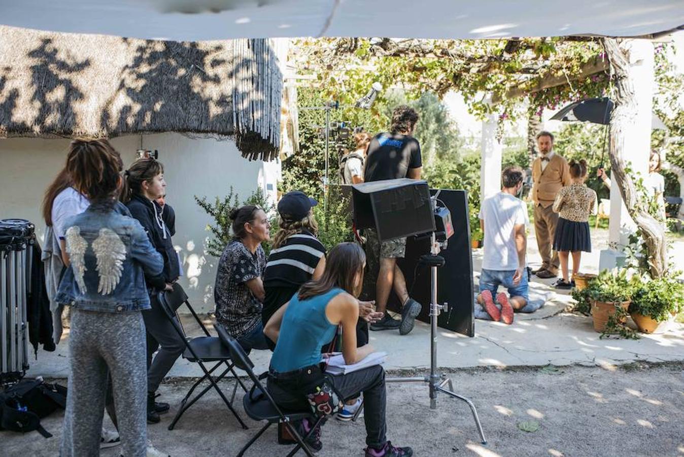 La actriz se encuentra grabando en la ciudad las escenas de su último trabajo 'Vivir dos veces', que protagoniza junto con Óscar Martínez, Mafalda Carbonell y Nacho López. Valencia ha sido uno de los escenarios escogidos por María Ripoll, directora de la película, para filmar esta 'road movie'. Un retrato, según Ripoll, en tono de comedia, del viaje de los tres protagonistas para buscar el amor de la infancia antes de que a uno de ellos le falle la memoria. 