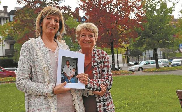 Otsanda y Kontxi posan sonrientes con la foto de Celestino Tolosa 'Xarra' en el barrio Larreaundi de Irun.