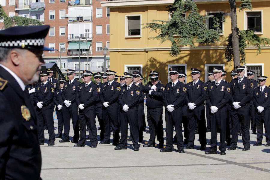 El alcalde de Valencia, Joan Ribó, ha mostrado su apoyo explícito al trabajo de la Policía Local en la prevención de venta ilegal de productos falsificados. «Tras ver todos los informes, la actuación se hizo correctamente, respetando la multiculturalidad y a las personas migrantes», ha dicho el alcalde, que hacía referencia a la decisión del Consejo de Migración del Ayuntamiento de Valencia que hace dos semanas aprobó una resolución en la que pedía una investigación interna por las actuaciones de los agentes de la policía local que intervinieron contra la venta ambulante ilegal en las calles peatonales cercanas al Ayuntamiento el pasado 30 de septiembre.