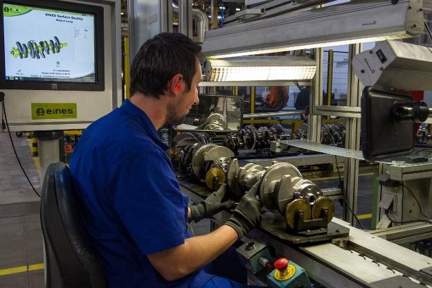 Un trabajador de la planta de Ford en Almussafes. 