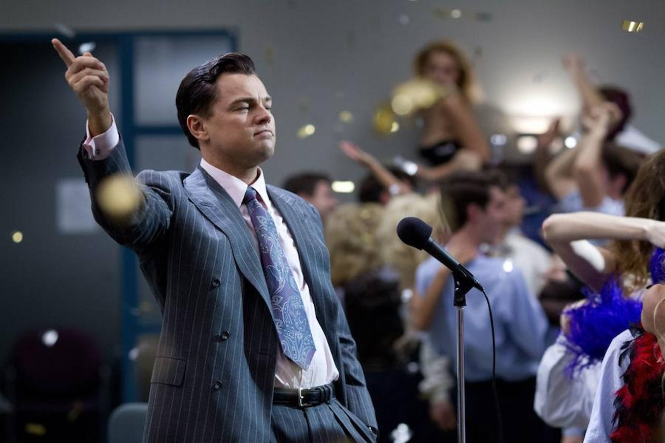 'El lobo de Wall Street' | El director Martin Scorsese y Leonardo DiCaprio dan vida a esta película basada en hechos reales que narra la historia del corredor de bolsa neoyorquino Jordan Belfort. A mediados de los años 80, Belfort era un joven honrado que perseguía el sueño americano, pero pronto en la agencia de valores aprendió que lo más importante no era hacer ganar a sus clientes, sino ser ambicioso y ganar una buena comisión. Su enorme éxito y fortuna le valió el mote de “El lobo de Wall Street”. Dinero. Poder. Mujeres. Drogas. Las tentaciones abundaban y el temor a la ley era irrelevante.  Ver tráiler .