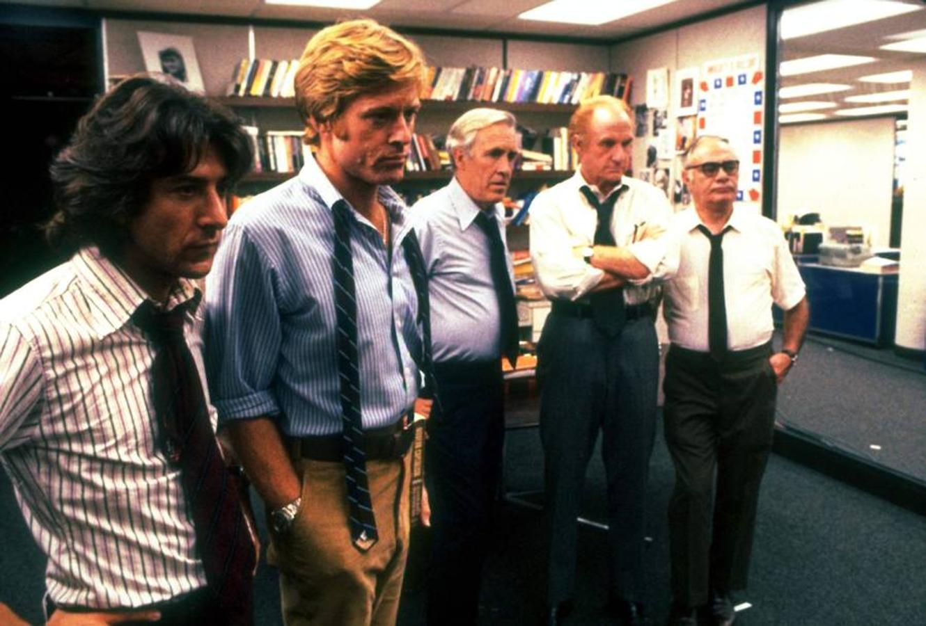 'Todos los hombres del presidente' | Protagonizada por Robert Redford, Dustin Hoffman, Jason Robards y Martin Balsam, el filme narra la investigación del caso Watergate, que llevó a la dimisión de Richard Nixon de la Casa Blanca. Alan J. Pakula dirige esta película que se estrenó unos pocos años después de conocerse uno de los mayores escándalos de la política norteamericana, destapado por los periodistas Bob Woodward y Carl Bernstein.  Ver tráiler .