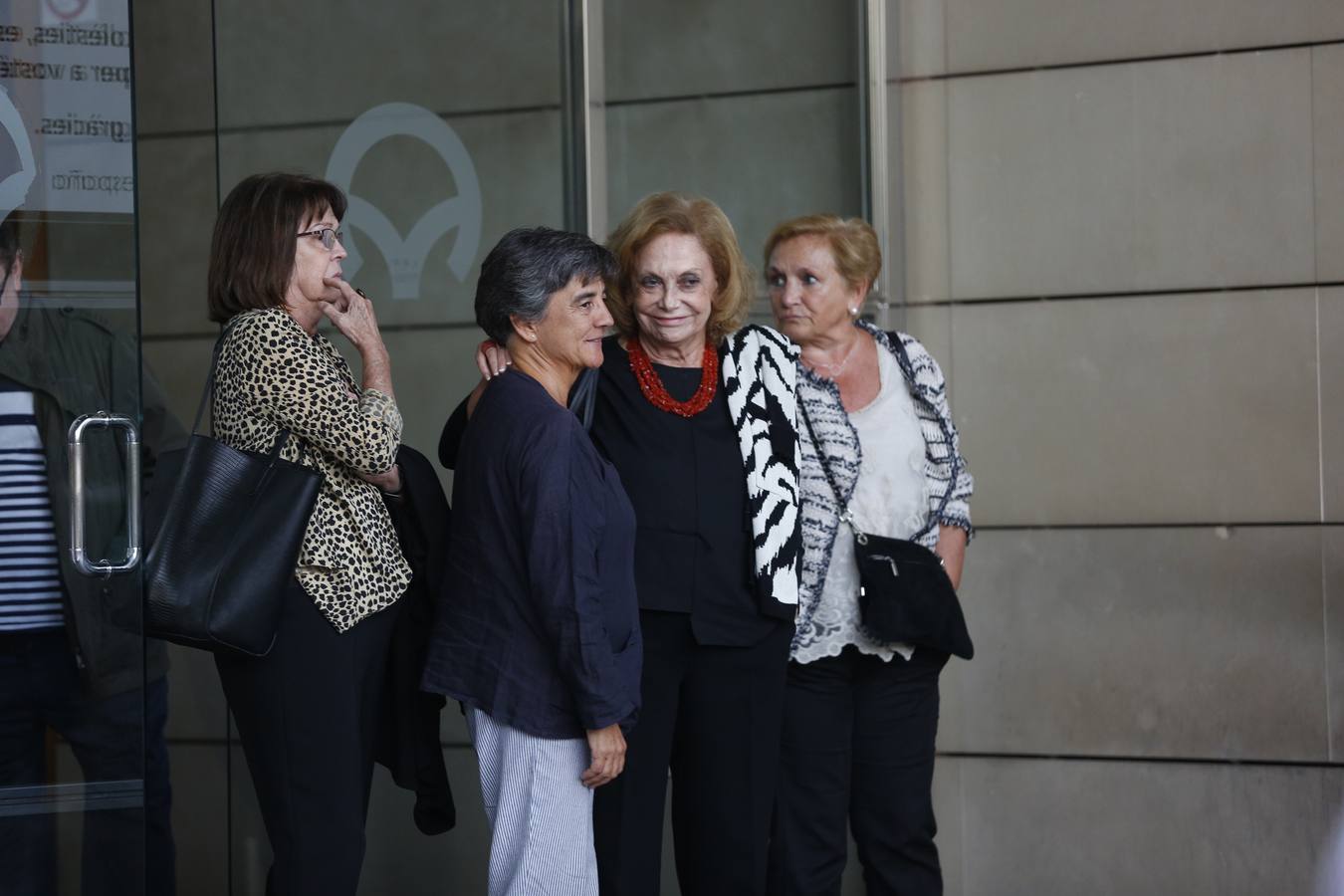 La capilla ardiente de la política, profesora y escritora valenciana Carmen Alborch, en el Tanatorio Municipal de Valencia, ha recibido este jueves a numerosos representantes de la política, la cultura y la sociedad valenciana y española.