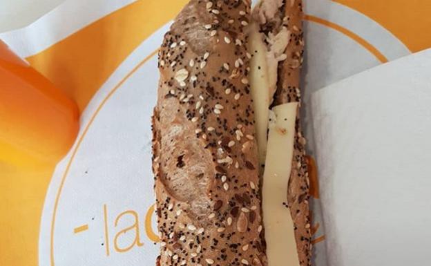 Le sirven un suculento bocadillo de atún con queso y cuando lo abre...