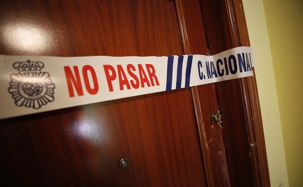 Puerta de la vivienda en la que el parricida de Castellón asesinó a sus hijas. 