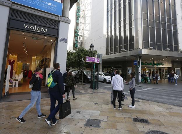 Comercios abiertos en festivo en el centro de Valencia. 