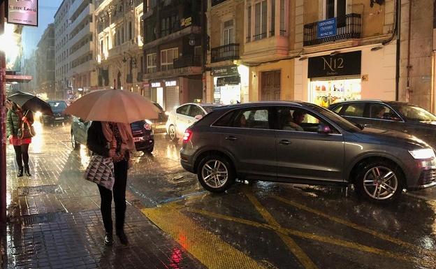 Una tormenta deja granizo en el interior, vientos de 70 km/h y más de 25 litros por metro cuadrado