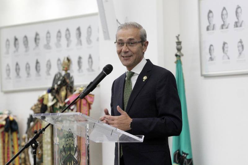 Convento Jerusalén crea una publicación del 125 aniversario. La obra de 268 páginas, presentada en el casal, incluye 909 fotografías y artículos de Luz Fos y Laura Segura, falleras mayores de Valencia 