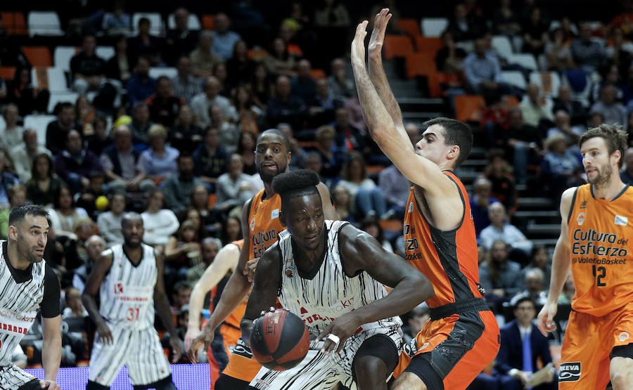 Victoria taronja ante su afición, la primera de la Liga Endesa. El encuentro concluye con un abultado marcador pero el triunfo no convence a la parroquia local.