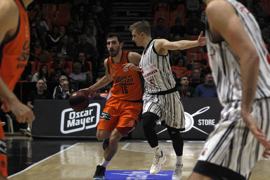 Victoria taronja ante su afición, la primera de la Liga Endesa. El encuentro concluye con un abultado marcador pero el triunfo no convence a la parroquia local.