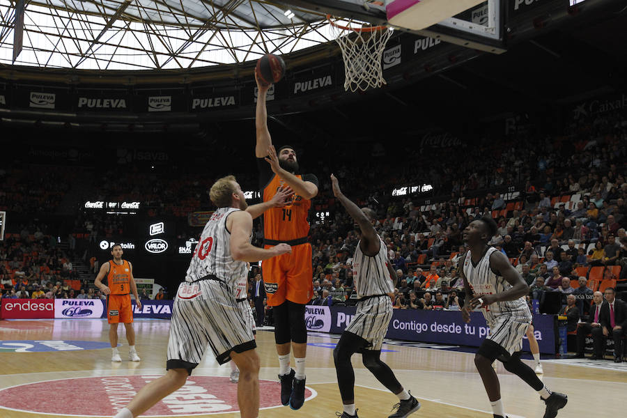 Victoria taronja ante su afición, la primera de la Liga Endesa. El encuentro concluye con un abultado marcador pero el triunfo no convence a la parroquia local.