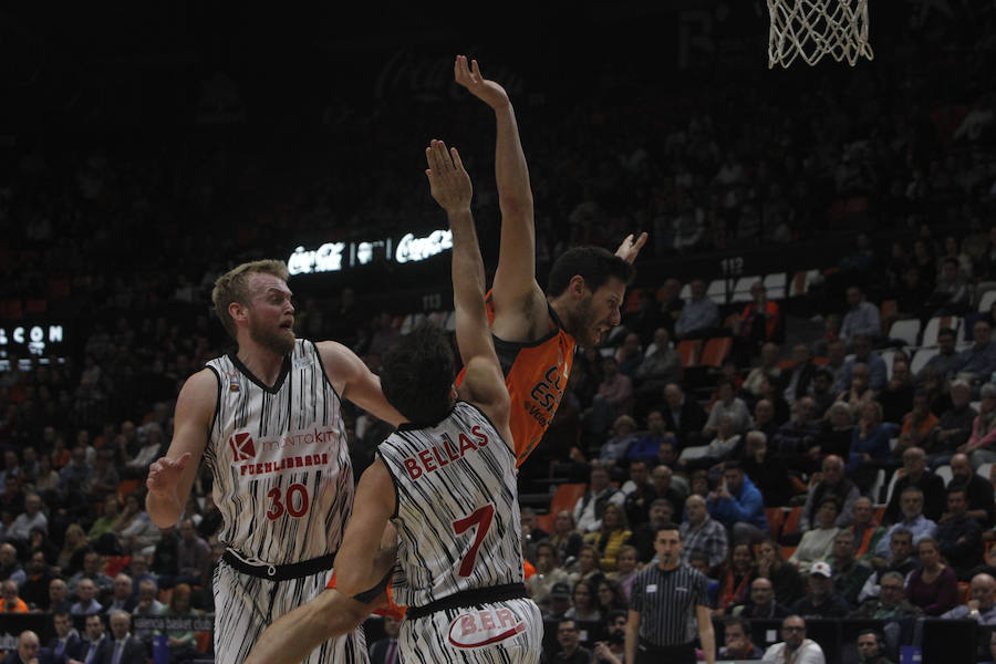 Victoria taronja ante su afición, la primera de la Liga Endesa. El encuentro concluye con un abultado marcador pero el triunfo no convence a la parroquia local.