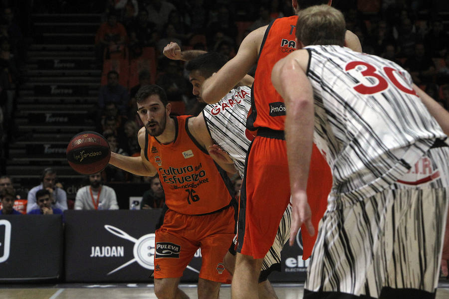 Victoria taronja ante su afición, la primera de la Liga Endesa. El encuentro concluye con un abultado marcador pero el triunfo no convence a la parroquia local.