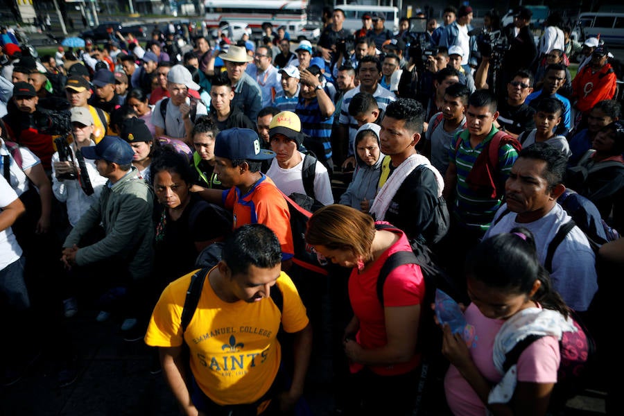 Unos 300 migrantes salvadoreños han salido este domingo de su país hacia la frontera con Guatemala con el objetivo final de llegar a EE UU. Buscan emular la caravana de hondureños que salió el 13 de octubre de San Pedro Sula.