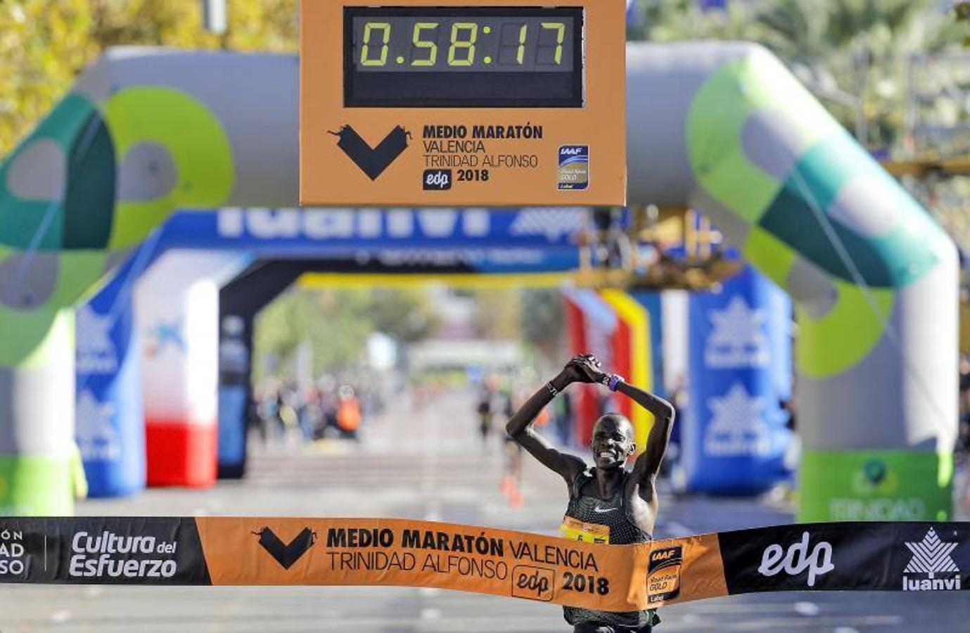 Más de 15.500 corredores participan en una prueba rapidísima que ya ostentaba el récord mundial femenino.