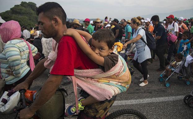 Cientos de migrantes caminan por una carretera de Arriaga, que fue su última parada en Chiapas.
