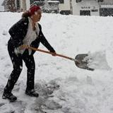 Una mujer retira nieve en Cantabria.