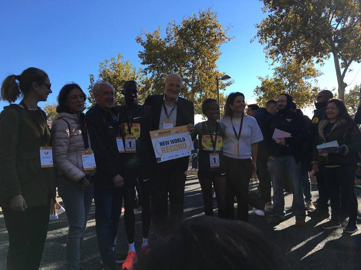 Más de 15.500 corredores participan en una prueba rapidísima que ya ostentaba el récord mundial femenino.