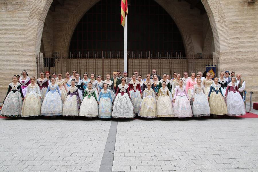 Un año más la Agrupación de Fallas del Marítimo ha rendido su Homenaje a la Real Senyera en las Atarazanas de Valencia este domingo 28 de octubre. El acto ha contado con las 46 comisiones de la Agrupación, así como con las falleras mayores de Valencia 2019, Marina Civera y Sara Larrazábal, quienes fueron las encargadas de izar la Senyera. El mantenedor ha sido Josep García Bosch, vicepresidente de Junta Central Fallera y Coordinador de los Vestidores de la Virgen de los Desamparados. Tras sus palabras y la entrega de recuerdos a los Grupos de Bailes participantes, se cerró el acto con las palabras del Presidente de la Agrupación de Fallas del Marítimo, Pepe Pastor Gimeno y la interpretación del Himno Regional.