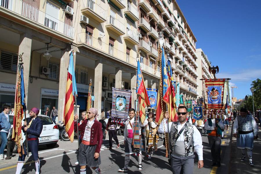 Un año más la Agrupación de Fallas del Marítimo ha rendido su Homenaje a la Real Senyera en las Atarazanas de Valencia este domingo 28 de octubre. El acto ha contado con las 46 comisiones de la Agrupación, así como con las falleras mayores de Valencia 2019, Marina Civera y Sara Larrazábal, quienes fueron las encargadas de izar la Senyera. El mantenedor ha sido Josep García Bosch, vicepresidente de Junta Central Fallera y Coordinador de los Vestidores de la Virgen de los Desamparados. Tras sus palabras y la entrega de recuerdos a los Grupos de Bailes participantes, se cerró el acto con las palabras del Presidente de la Agrupación de Fallas del Marítimo, Pepe Pastor Gimeno y la interpretación del Himno Regional.