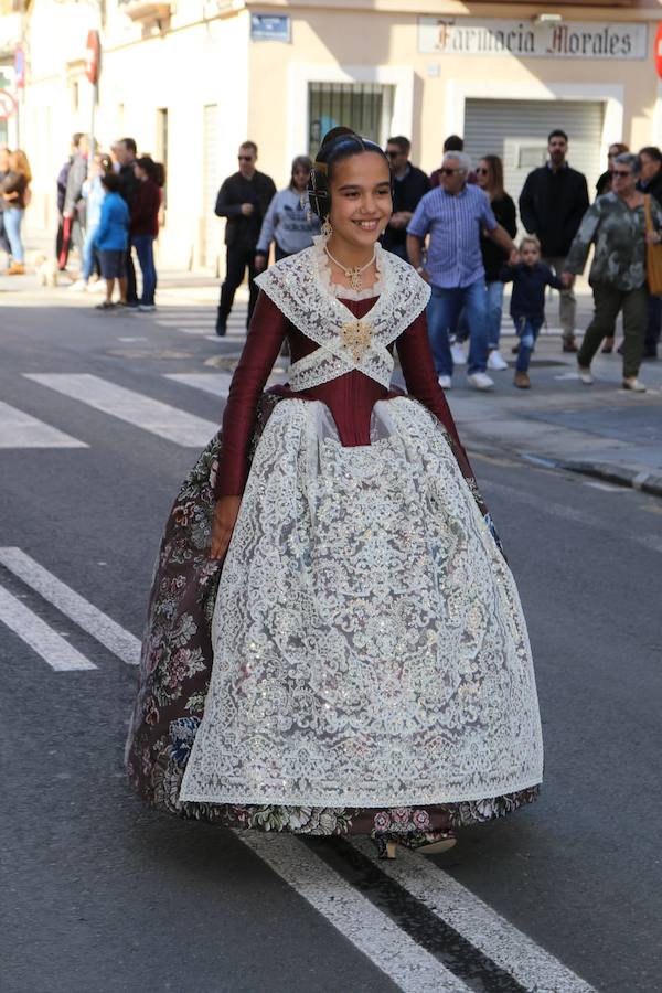 Un año más la Agrupación de Fallas del Marítimo ha rendido su Homenaje a la Real Senyera en las Atarazanas de Valencia este domingo 28 de octubre. El acto ha contado con las 46 comisiones de la Agrupación, así como con las falleras mayores de Valencia 2019, Marina Civera y Sara Larrazábal, quienes fueron las encargadas de izar la Senyera. El mantenedor ha sido Josep García Bosch, vicepresidente de Junta Central Fallera y Coordinador de los Vestidores de la Virgen de los Desamparados. Tras sus palabras y la entrega de recuerdos a los Grupos de Bailes participantes, se cerró el acto con las palabras del Presidente de la Agrupación de Fallas del Marítimo, Pepe Pastor Gimeno y la interpretación del Himno Regional.