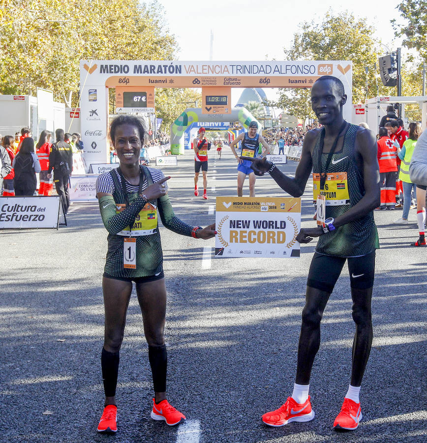 Más de 15.500 corredores participan en una prueba rapidísima que ya ostentaba el récord mundial femenino.