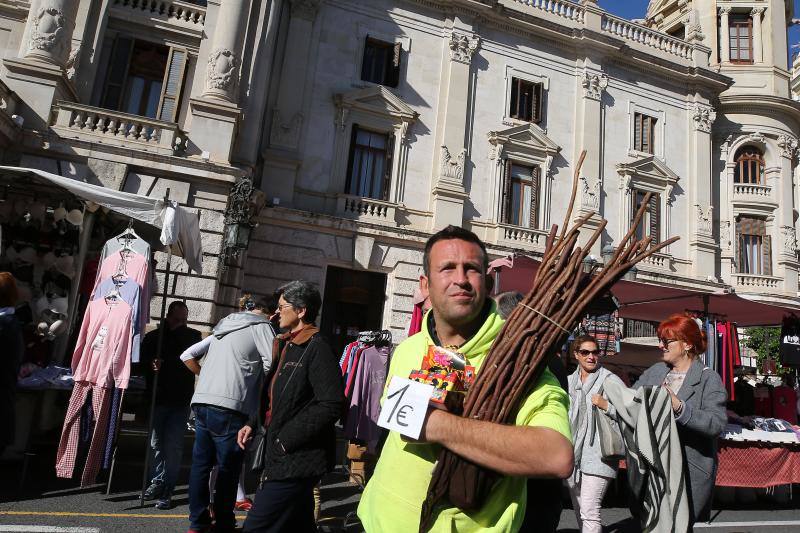 Un centenar de puestos de venta ambulante ofrecen ropa, bisutería y hasta utensilios de cocina en la fiesta de los mercados extraordinarios de Valencia, que se ha celebrado este domingo 28 de octubre