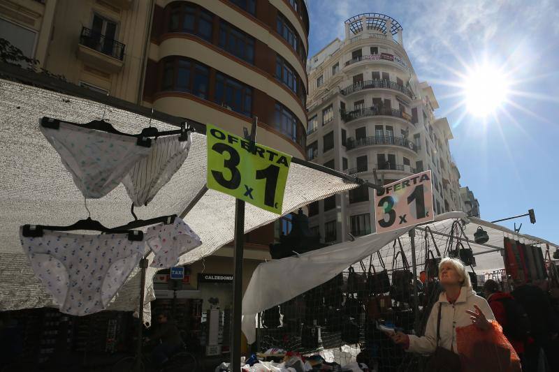 Un centenar de puestos de venta ambulante ofrecen ropa, bisutería y hasta utensilios de cocina en la fiesta de los mercados extraordinarios de Valencia, que se ha celebrado este domingo 28 de octubre