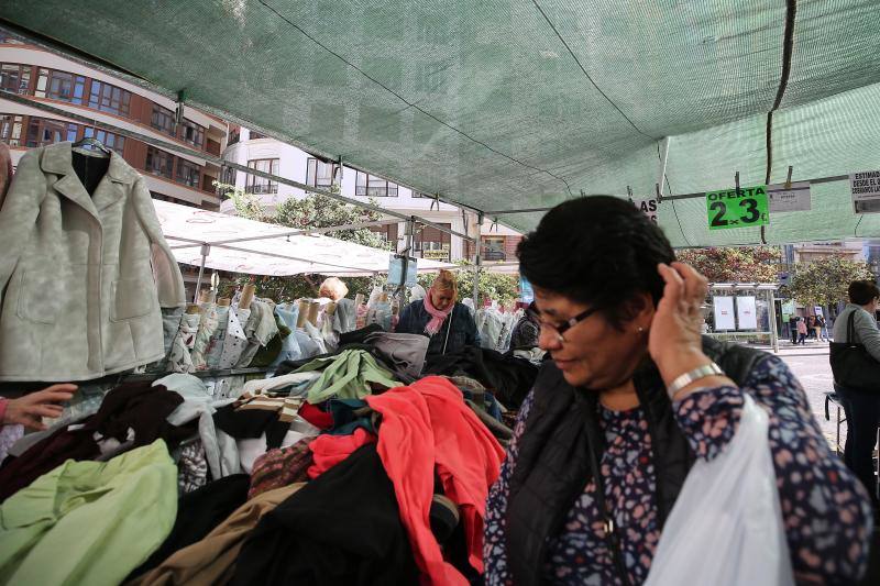 Un centenar de puestos de venta ambulante ofrecen ropa, bisutería y hasta utensilios de cocina en la fiesta de los mercados extraordinarios de Valencia, que se ha celebrado este domingo 28 de octubre