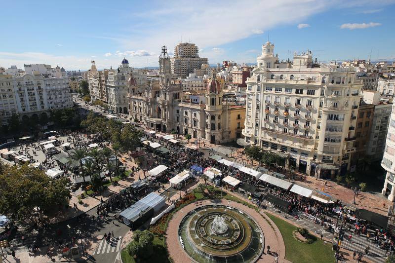 Un centenar de puestos de venta ambulante ofrecen ropa, bisutería y hasta utensilios de cocina en la fiesta de los mercados extraordinarios de Valencia, que se ha celebrado este domingo 28 de octubre