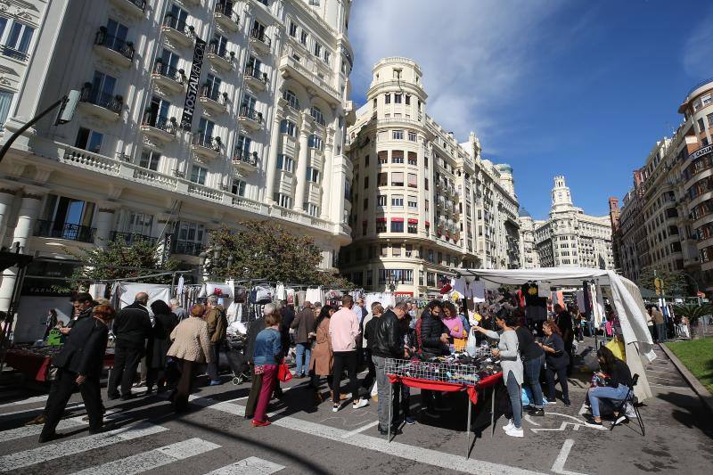 Un centenar de puestos de venta ambulante ofrecen ropa, bisutería y hasta utensilios de cocina en la fiesta de los mercados extraordinarios de Valencia, que se ha celebrado este domingo 28 de octubre