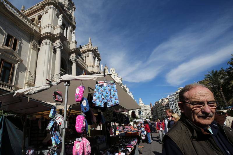 Un centenar de puestos de venta ambulante ofrecen ropa, bisutería y hasta utensilios de cocina en la fiesta de los mercados extraordinarios de Valencia, que se ha celebrado este domingo 28 de octubre