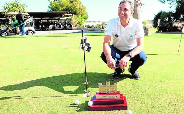 El presidente César Sánchez posa con el trofeo que ofrece la Diputación de Alicante . DA