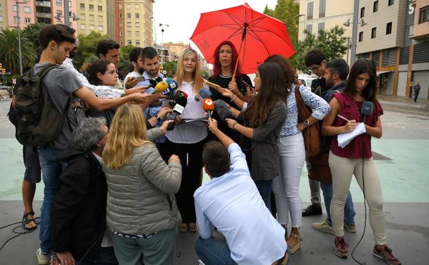 La secretaria general del sindicato de Trabajadoras Sexuales, Concha Borrell, junto a la miembro de dicho sindicato Sabrina Sánchez, durante una rueda de prensa.