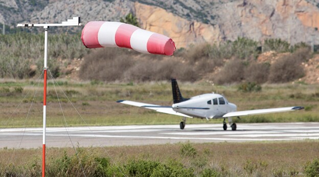 Viento en el aeroclub de la Playa del Pinar de Castellón.