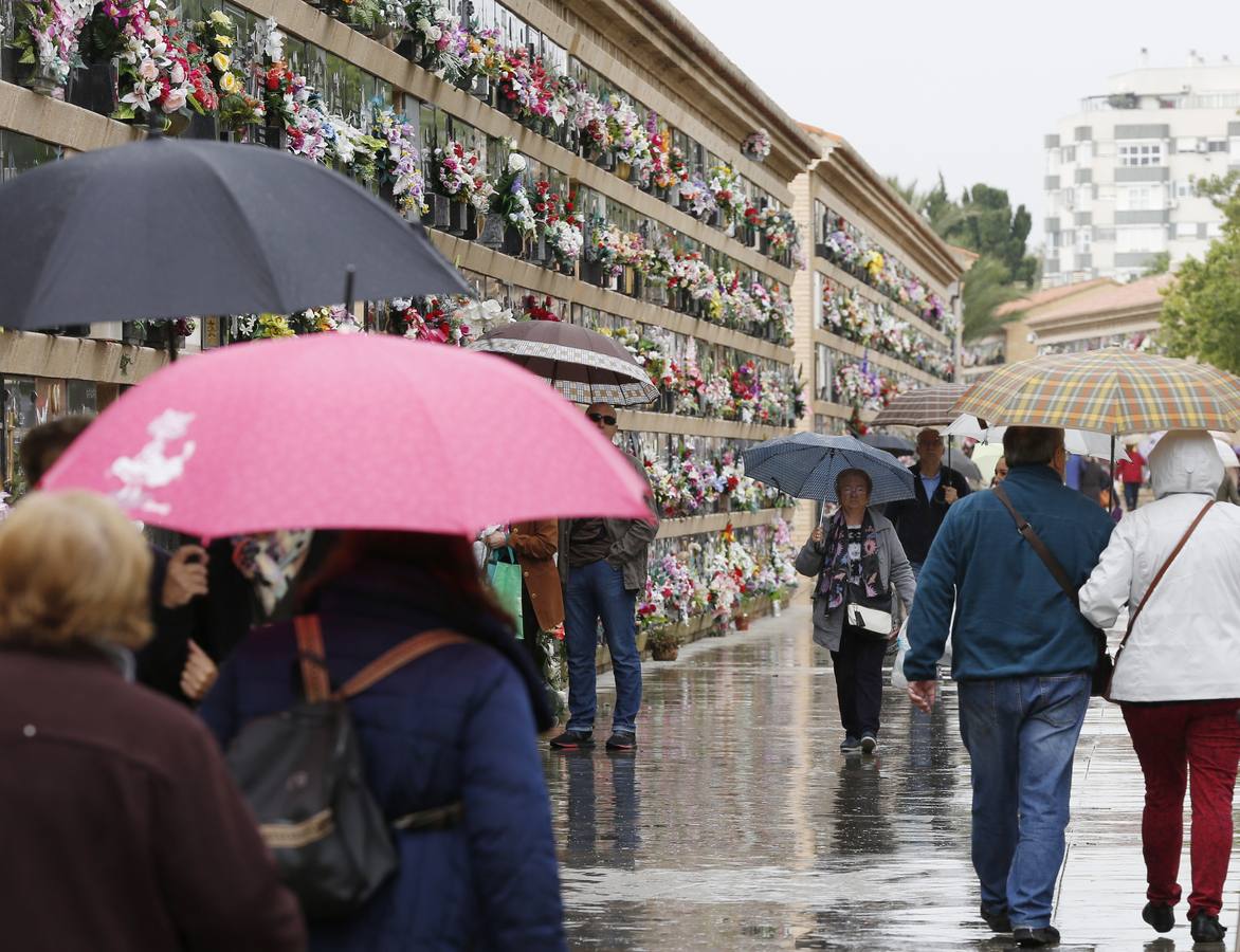 Fotos: La lluvia en Valencia no frena las visitas a los cementerios