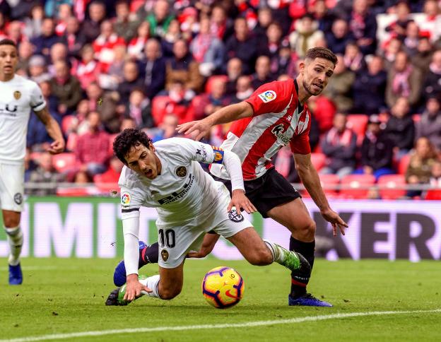 Parejo cae ante Yeray. 