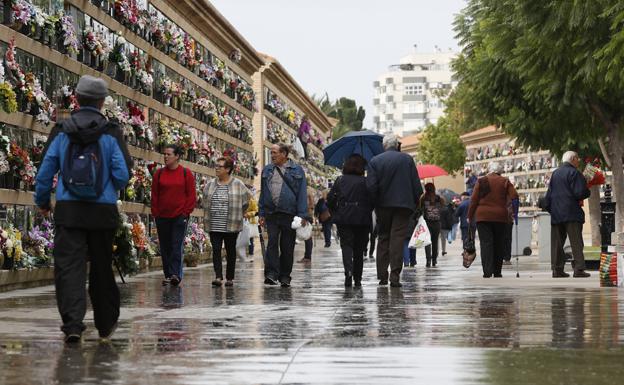 Visitas al Cementerio General de Valencia, este martes. 