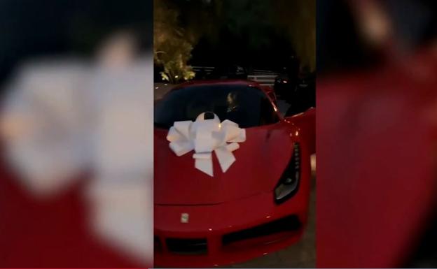 Kardashian | Kylie Jenner sorprende a su madre con un Ferrari