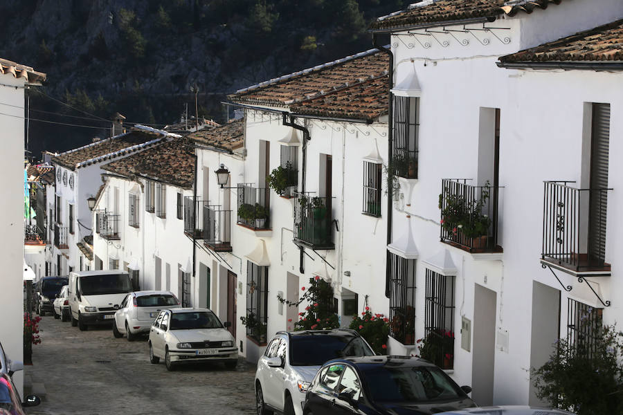 Grazalema (Cádiz): este municipio andaluz alberga un gran corazón verde, el Parque Natural Sierrra de Grazalema, con numerosas rutas y cuevas. El pintoresco pueblo gaditano se caracteriza por tener la típica estructura árabe y por gozar de un microclima especial. Destaca la pedanía de Benamahoma como muestra de esa influencia islámica.