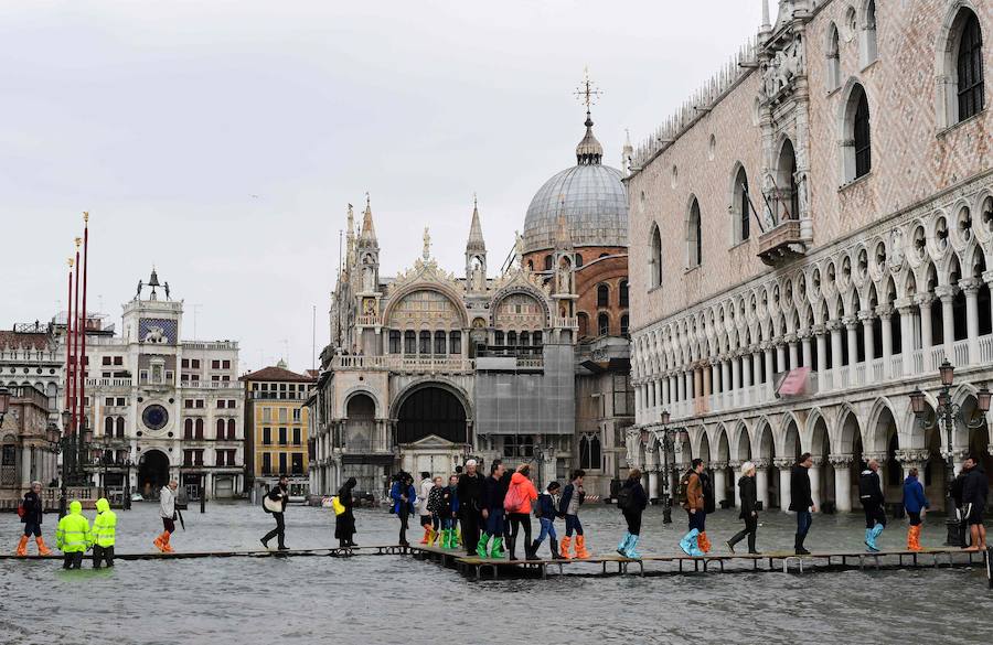 El agua alcanzó el lunes un nivel histórico en Venecia debido al  temporal de fuertes vientos, precipitaciones y mareas altas que azota Italia , donde además muchas escuelas se vieron obligadas a cerrar. Hacia las 15 horas, el 'acqua alta' (agua alta) alcanzó un máximo de 156 centímetros en Venecia. Las habituales pasarelas de madera que permiten caminar en seco en caso de inundación dejaron de ser seguras. La plaza de San Marcos quedó inaccesible para los turistas y muchos decidieron recorrer las calles de alrededor. Los niños iban a hombros de sus padres y con los pies empapados. Es la sexta vez en la historia reciente de la ciudad que el 'acqua alta' supera los 150 centímetros: en 1951 llegó a 151 cm.; en 1976 a los 166 cm.; en 1986 alcanzó los 159 cm.; en 2008 se situó en 156 cm. y en noviembre de 1966 logró un nivel récord de 194 cm.