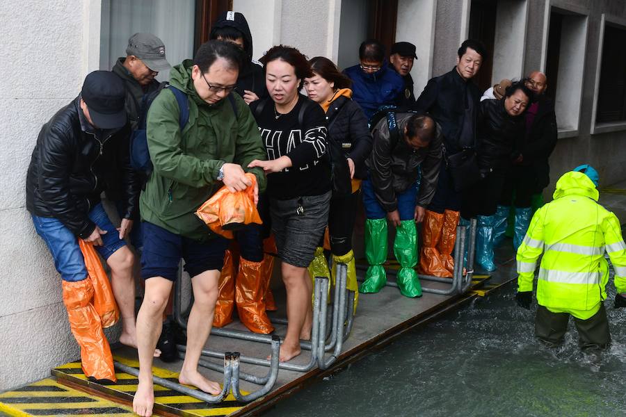 El agua alcanzó el lunes un nivel histórico en Venecia debido al  temporal de fuertes vientos, precipitaciones y mareas altas que azota Italia , donde además muchas escuelas se vieron obligadas a cerrar. Hacia las 15 horas, el 'acqua alta' (agua alta) alcanzó un máximo de 156 centímetros en Venecia. Las habituales pasarelas de madera que permiten caminar en seco en caso de inundación dejaron de ser seguras. La plaza de San Marcos quedó inaccesible para los turistas y muchos decidieron recorrer las calles de alrededor. Los niños iban a hombros de sus padres y con los pies empapados. Es la sexta vez en la historia reciente de la ciudad que el 'acqua alta' supera los 150 centímetros: en 1951 llegó a 151 cm.; en 1976 a los 166 cm.; en 1986 alcanzó los 159 cm.; en 2008 se situó en 156 cm. y en noviembre de 1966 logró un nivel récord de 194 cm.